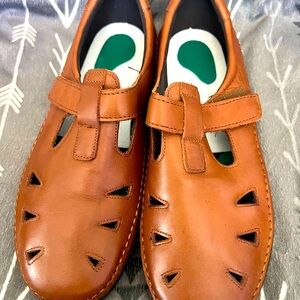 SAS Roamer Slip On Loafer Chestnut          Size 9.5 WW New without the footbed